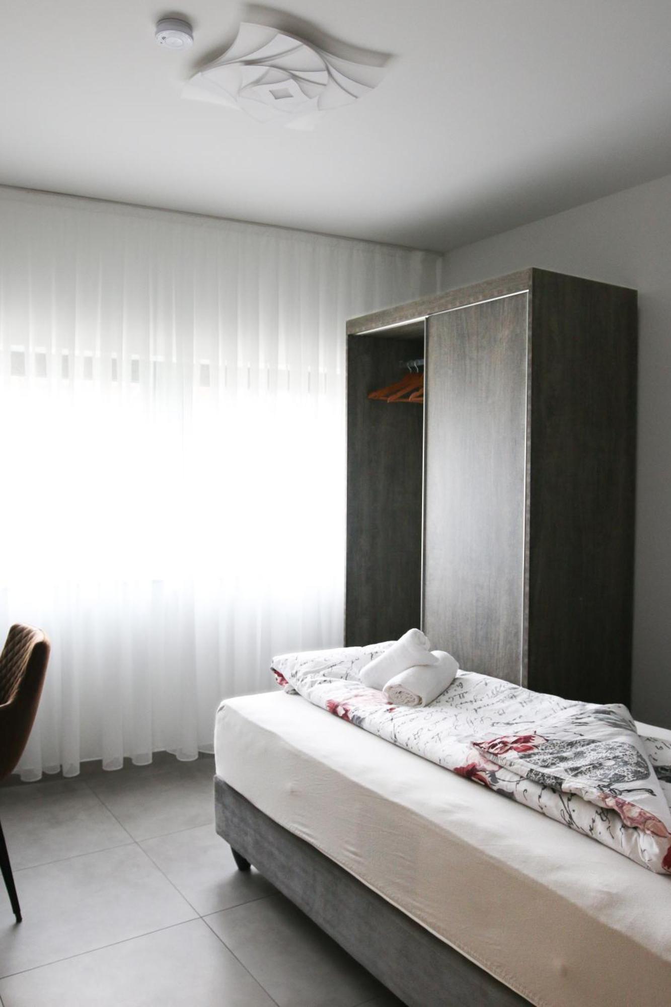 Hotel Loewenstein Лих Экстерьер фото