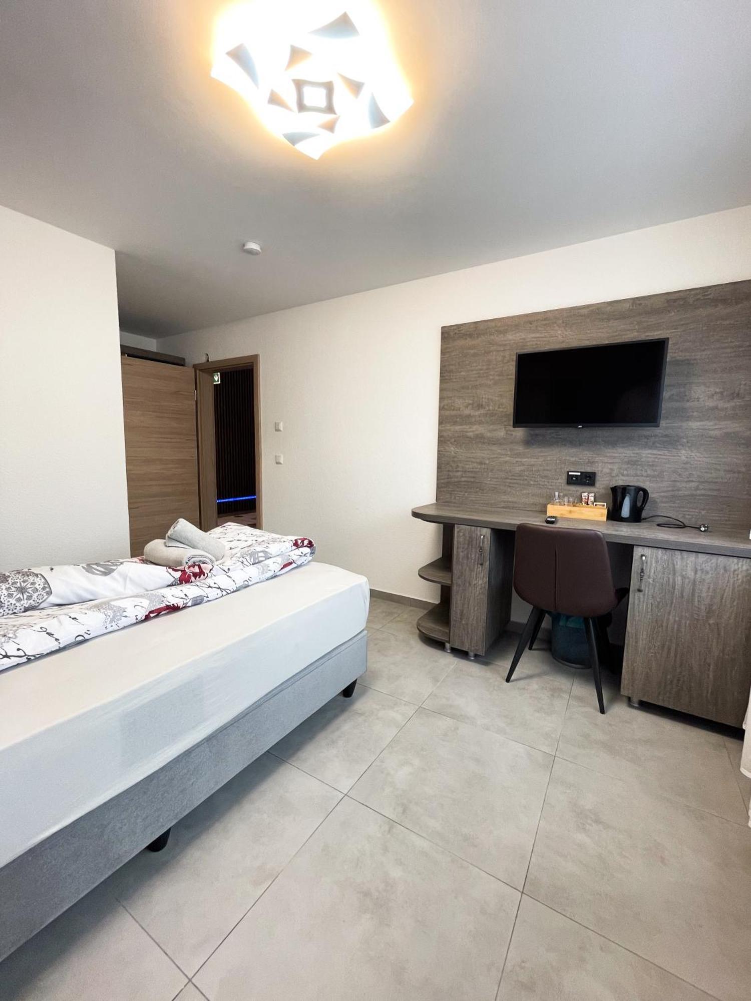 Hotel Loewenstein Лих Экстерьер фото