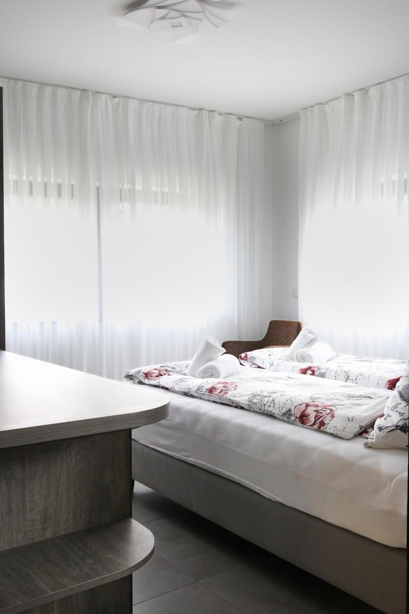 Hotel Loewenstein Лих Экстерьер фото