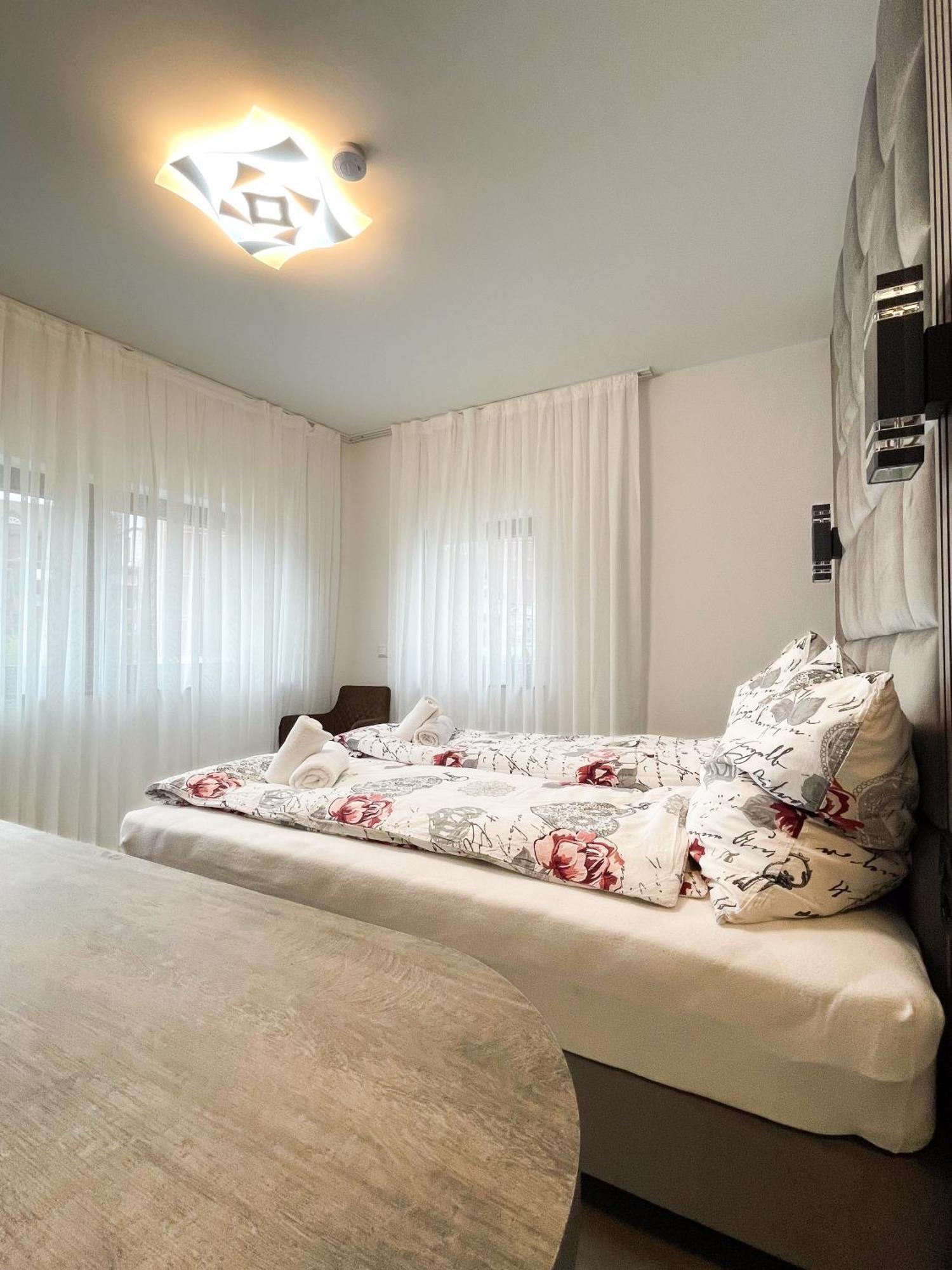 Hotel Loewenstein Лих Экстерьер фото